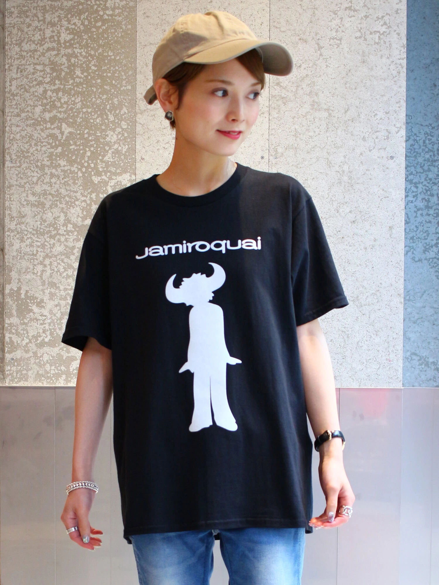 Jamiroquai 別注フロッキーキャラプリトtシャツ Koe コエ 公式 通販サイト Koe コエ のtシャツ