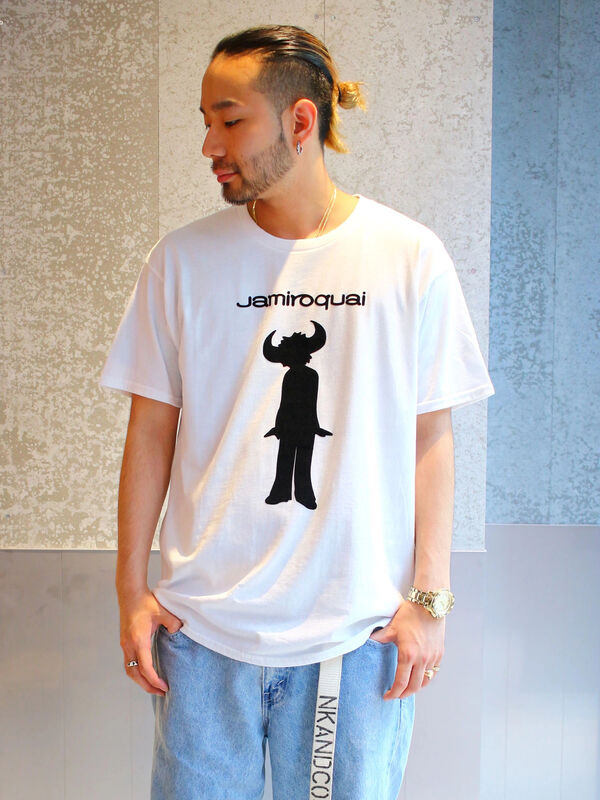 Jamiroquai 別注フロッキーキャラプリトtシャツ Koe コエ 公式 通販サイト Koe コエ のtシャツ